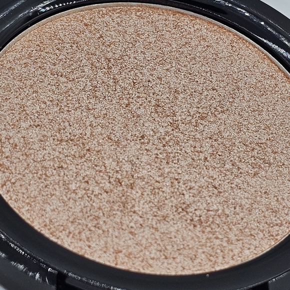 Makeup Revolution Bloom Highlighter - Picture 4 of 5